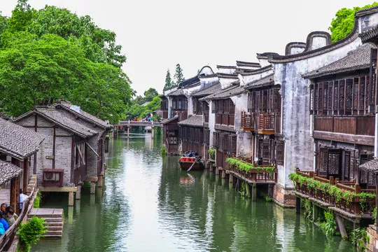 乌镇
是首批中国历史文化名镇、
中国十大魅力名镇、
全国环境优美