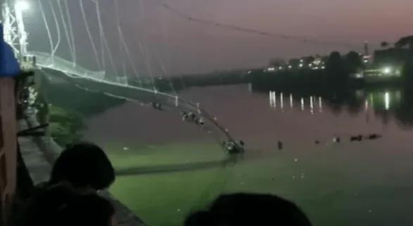 印度一百年大桥坍塌，造成140多人遇难