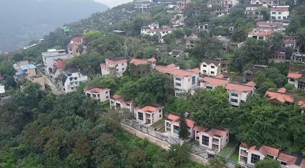 重庆山腰发现“遗弃”别墅群，30套房只住一个大爷，经历令人悲哀