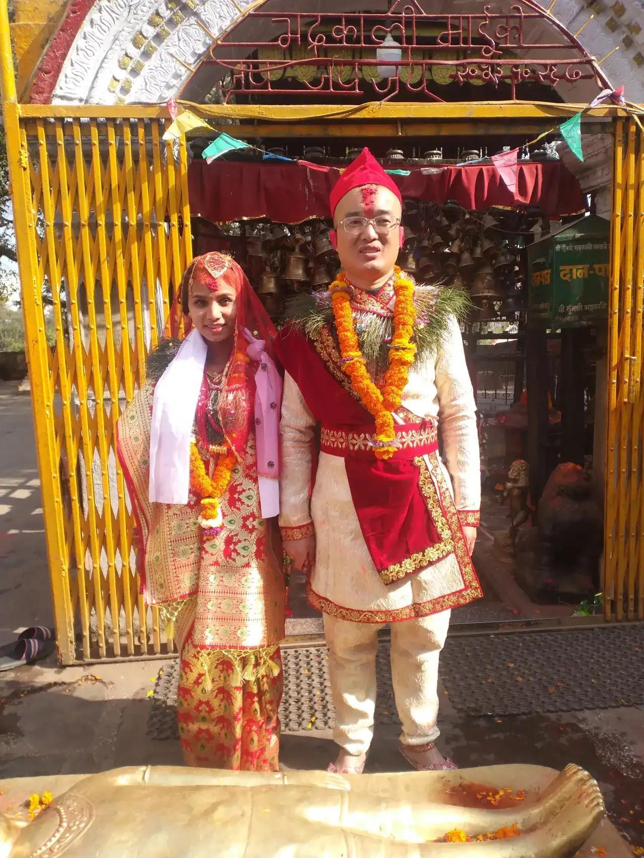 四川光棍去尼泊尔旅行一年不到结婚生子，不要彩礼花5000块办婚礼