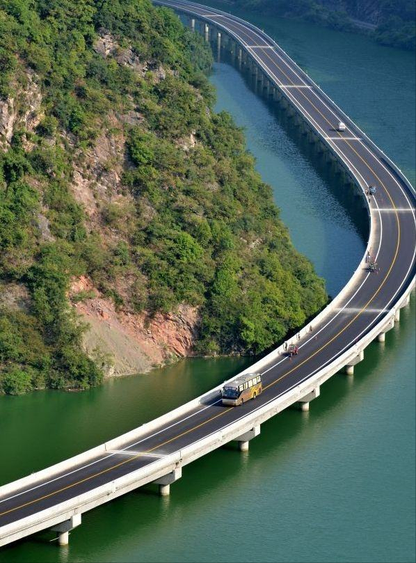 中国最美的“水上公路”，耗资4.4亿元，沿途穿越多个景区