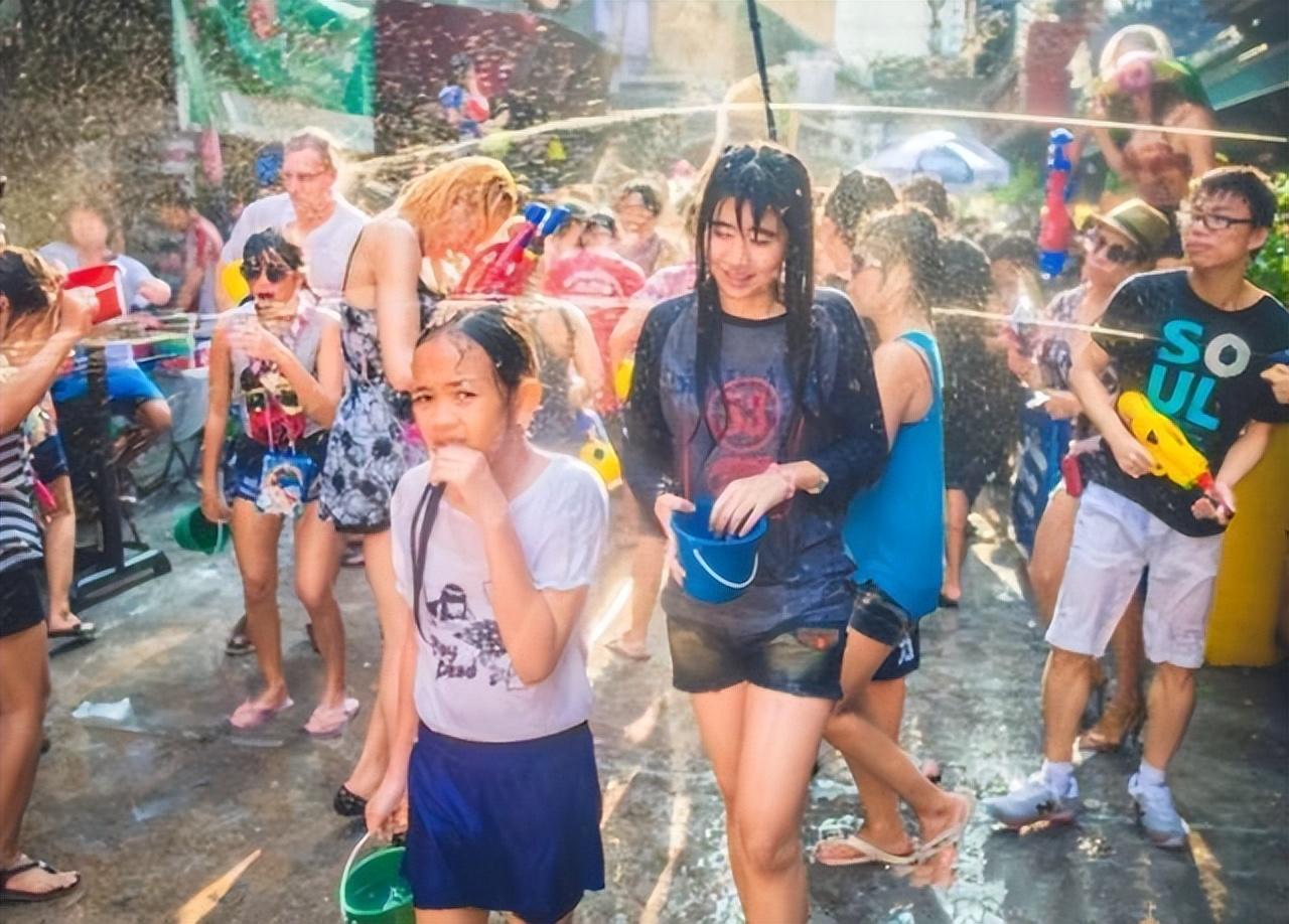 乌克兰“超嗨”泼水节，成群美女齐聚街头，连导游都不想走