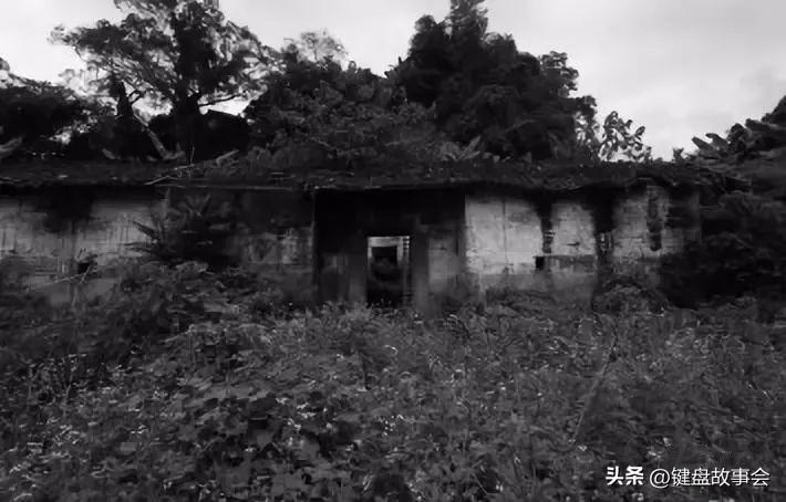 网友在广东海岸废弃村落，屋内居然有两幅悬棺