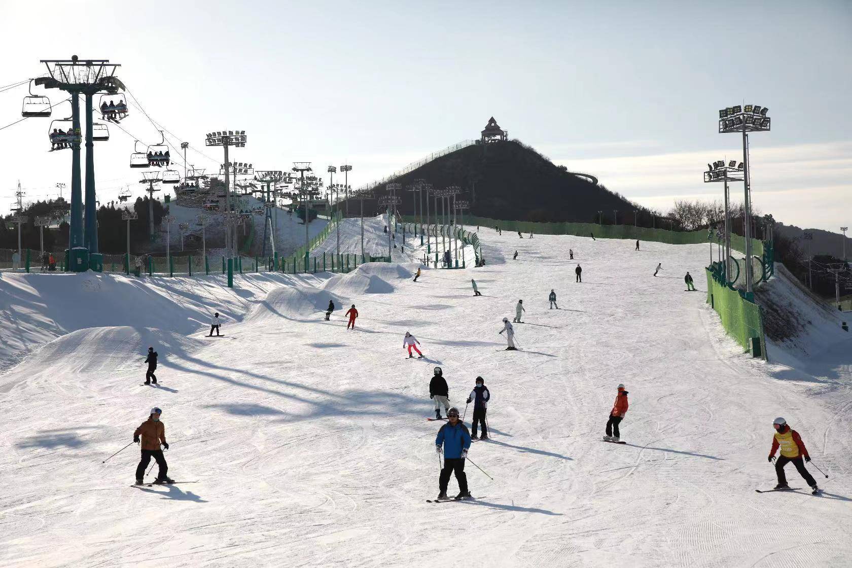 密云南山滑雪场日场夜场全开，首日两千人次打卡迎旅游“小热”