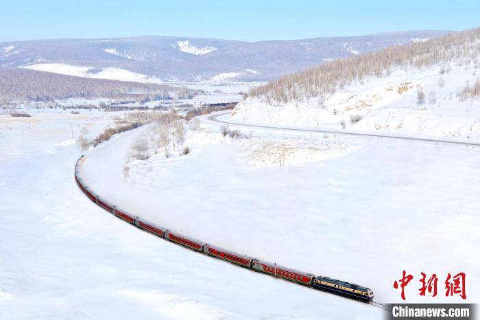 中国北疆春运首趟冰雪旅游专列开行